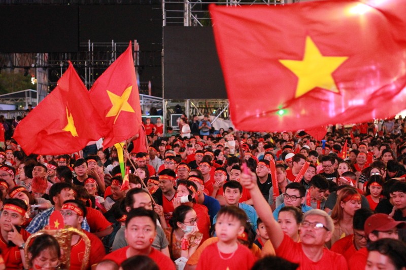 Chung ket U22 Viet Nam - U22 Indonesia: Co do sao vang hung huc khi the tren pho Nguyen Hue