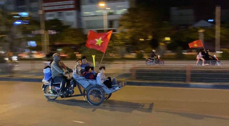 Hang ngan co dong vien Sai Gon di 'bao' sau chien thang lich su cua U22 Viet Nam-Hinh-19