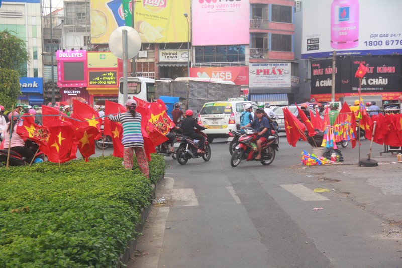 Ruc troi co do sao vang khap pho Sai Gon truoc tran chung ket U22 Viet Nam - U22 Indonesia-Hinh-14