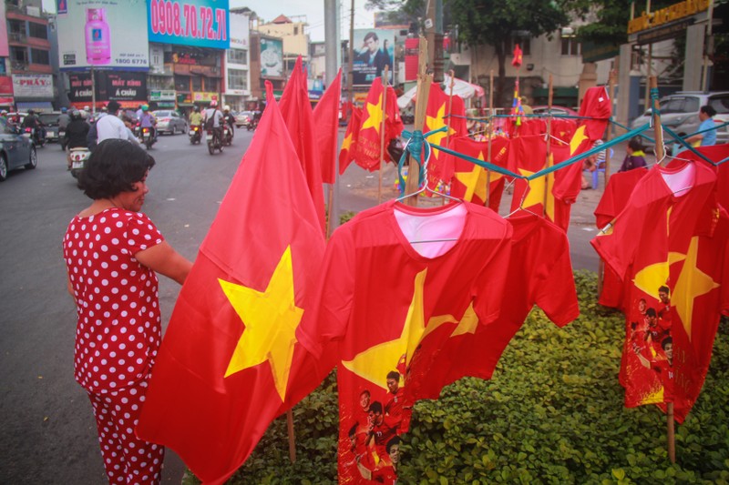 Ruc troi co do sao vang khap pho Sai Gon truoc tran chung ket U22 Viet Nam - U22 Indonesia