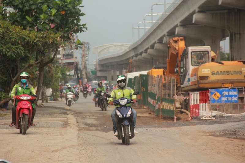 Khu nha giau o Sai Gon nang bui mu o nhiem, mua xuong duong ngap nhu song-Hinh-2