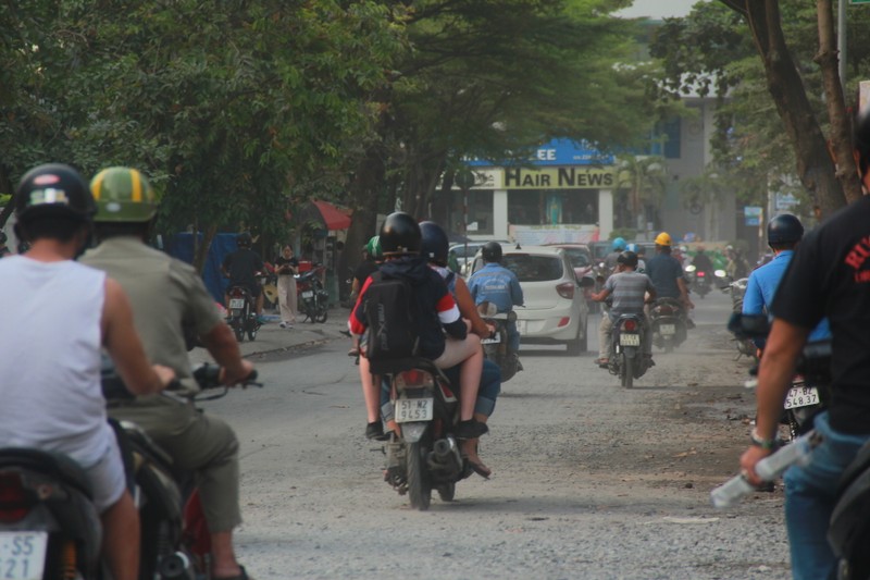 Khu nha giau o Sai Gon nang bui mu o nhiem, mua xuong duong ngap nhu song-Hinh-5