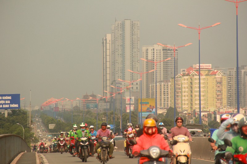 Khu nha giau o Sai Gon nang bui mu o nhiem, mua xuong duong ngap nhu song