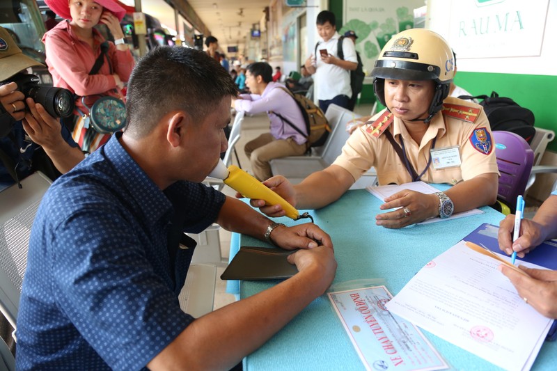 Bat ngo kiem tra nong do con hang loat tai xe tai ben xe Mien Dong ngay can Tet Canh Ty-Hinh-2