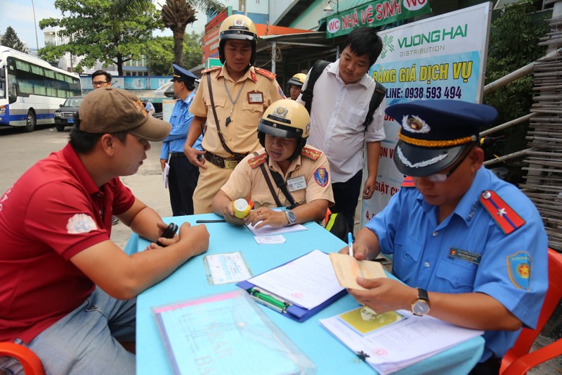 Bat ngo kiem tra nong do con hang loat tai xe tai ben xe Mien Dong ngay can Tet Canh Ty-Hinh-3