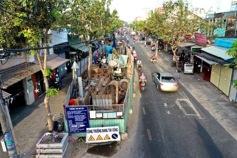 Hang tram lo cot 'dap chieu' tren duong pho Sai Gon ngay can Tet-Hinh-10