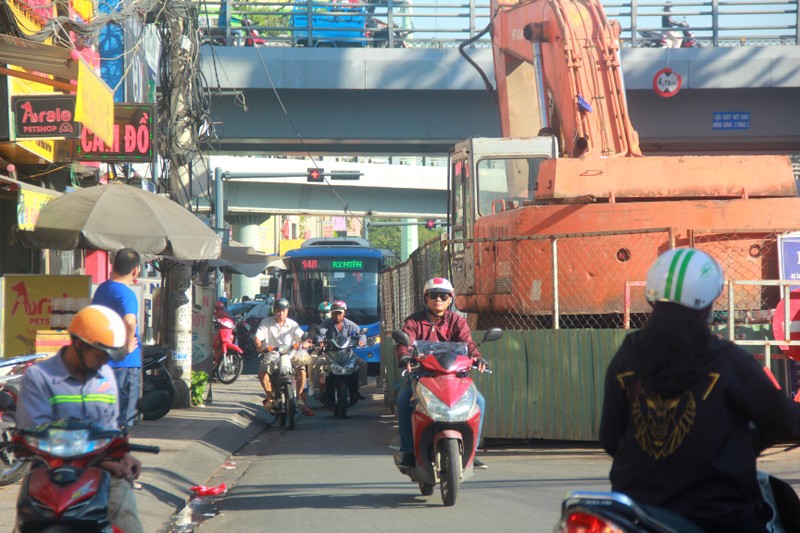 Hang tram lo cot 'dap chieu' tren duong pho Sai Gon ngay can Tet-Hinh-3