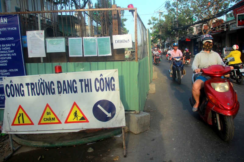 Hang tram lo cot 'dap chieu' tren duong pho Sai Gon ngay can Tet-Hinh-4