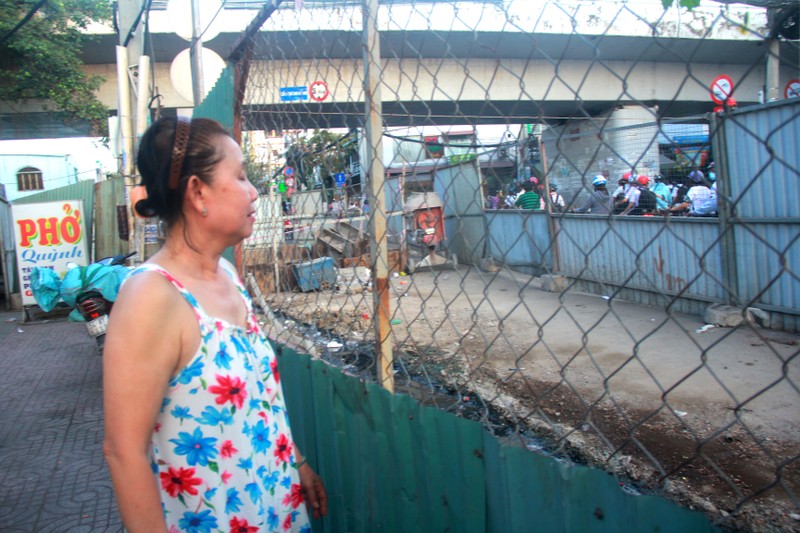 Hang tram lo cot 'dap chieu' tren duong pho Sai Gon ngay can Tet-Hinh-6