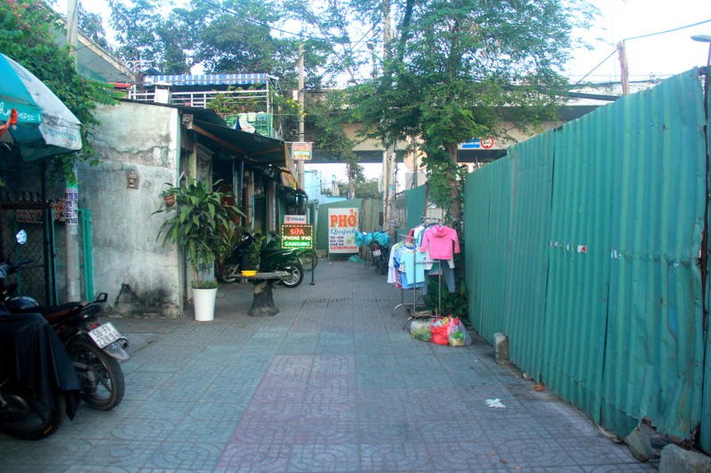 Hang tram lo cot 'dap chieu' tren duong pho Sai Gon ngay can Tet-Hinh-7