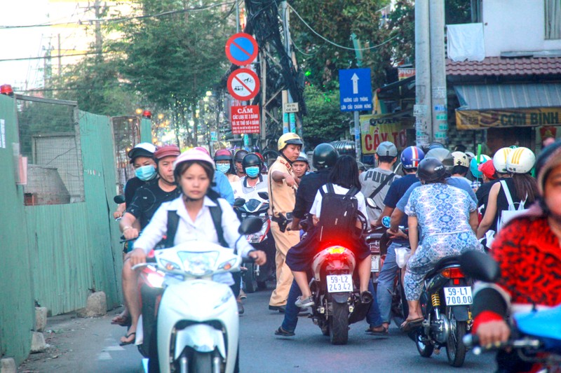 Hang tram lo cot 'dap chieu' tren duong pho Sai Gon ngay can Tet-Hinh-8