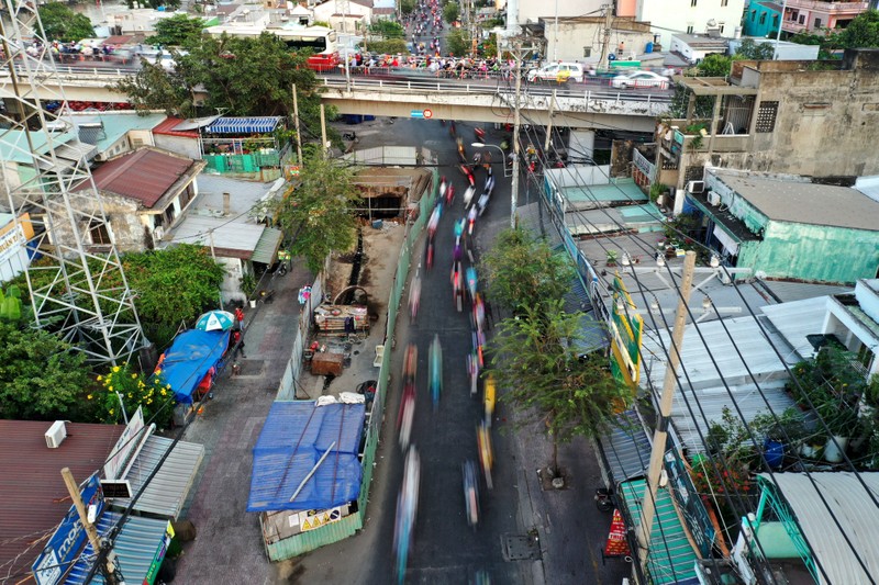 Hang tram lo cot 'dap chieu' tren duong pho Sai Gon ngay can Tet