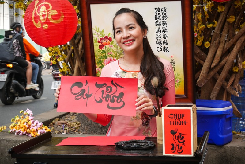 Ngam hotgirl Sai Gon xung xinh ao dai den check-in tren 'duong mai vang'-Hinh-12