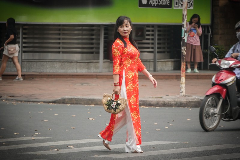 Ngam hotgirl Sai Gon xung xinh ao dai den check-in tren 'duong mai vang'-Hinh-13