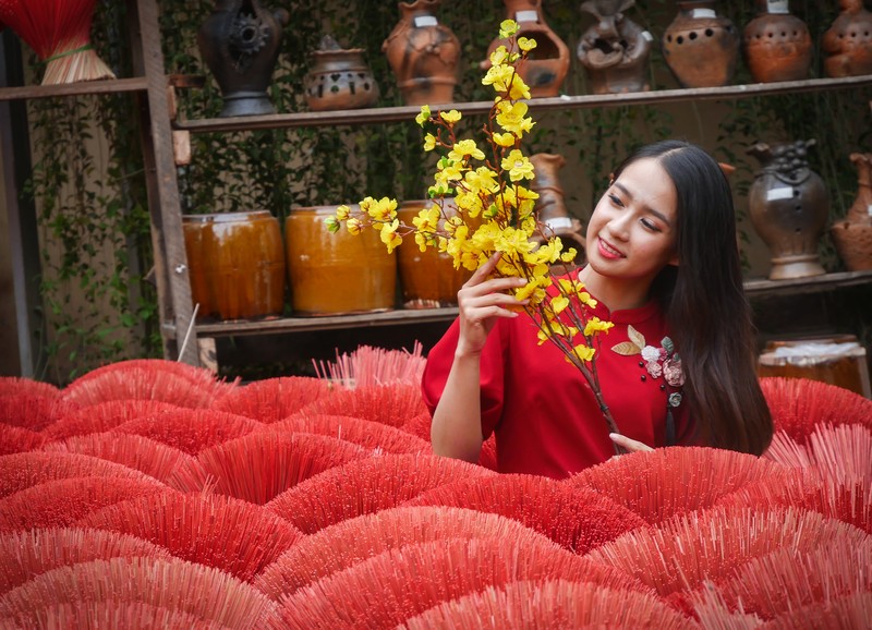 Ngam hotgirl Sai Gon xung xinh ao dai den check-in tren 'duong mai vang'-Hinh-6