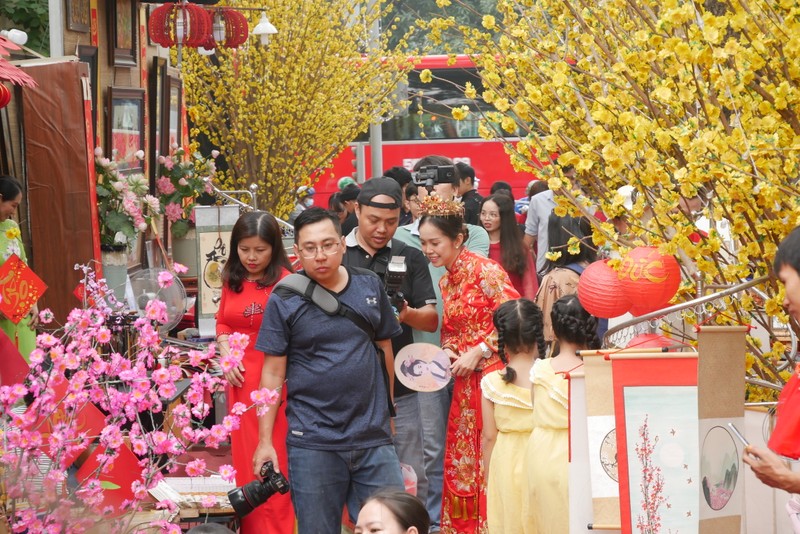 Ngam hotgirl Sai Gon xung xinh ao dai den check-in tren 'duong mai vang'-Hinh-9