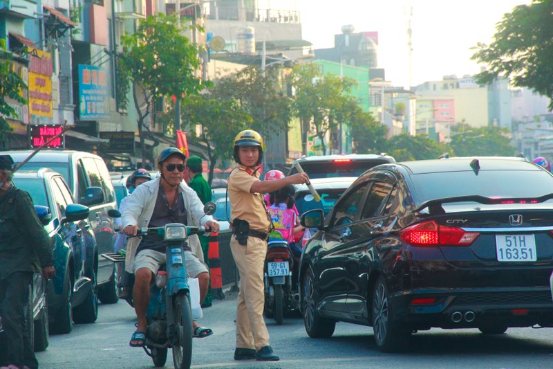 Giao thong Sai Gon hon loan, 'ngat tho' nhung ngay can Tet-Hinh-7