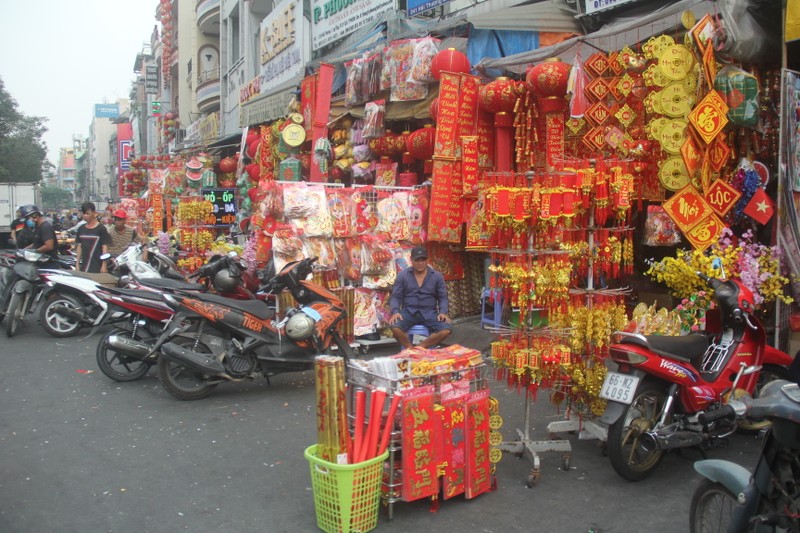 Con duong Sai Gon duoc nhuom do boi do trang tri ngay Tet-Hinh-15