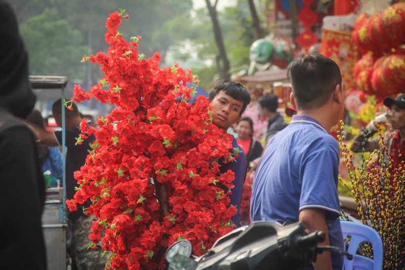 Con duong Sai Gon duoc nhuom do boi do trang tri ngay Tet-Hinh-4