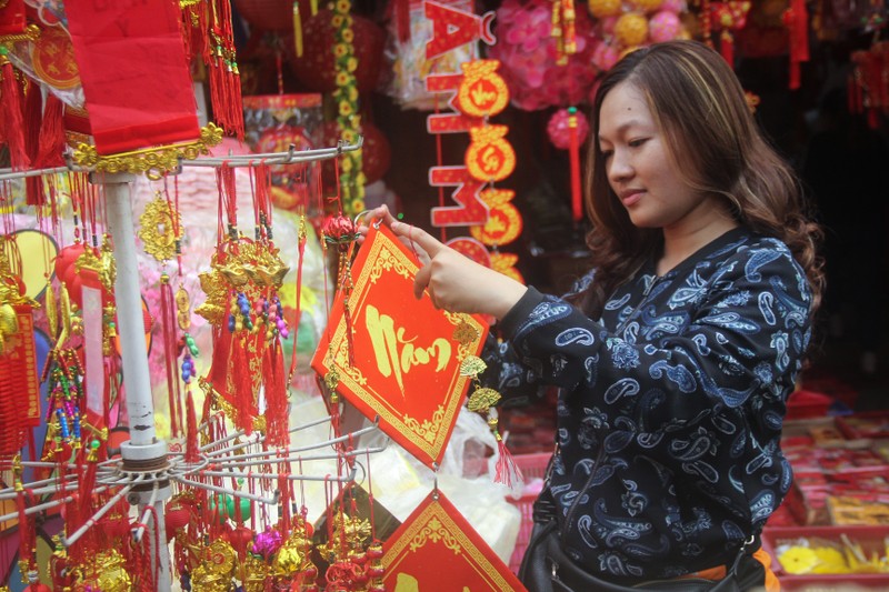 Con duong Sai Gon duoc nhuom do boi do trang tri ngay Tet-Hinh-9