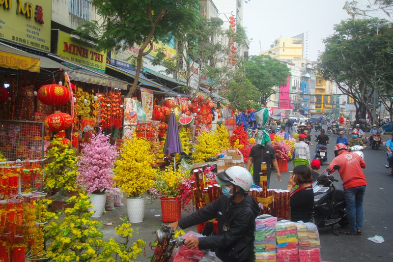 Con duong Sai Gon duoc nhuom do boi do trang tri ngay Tet