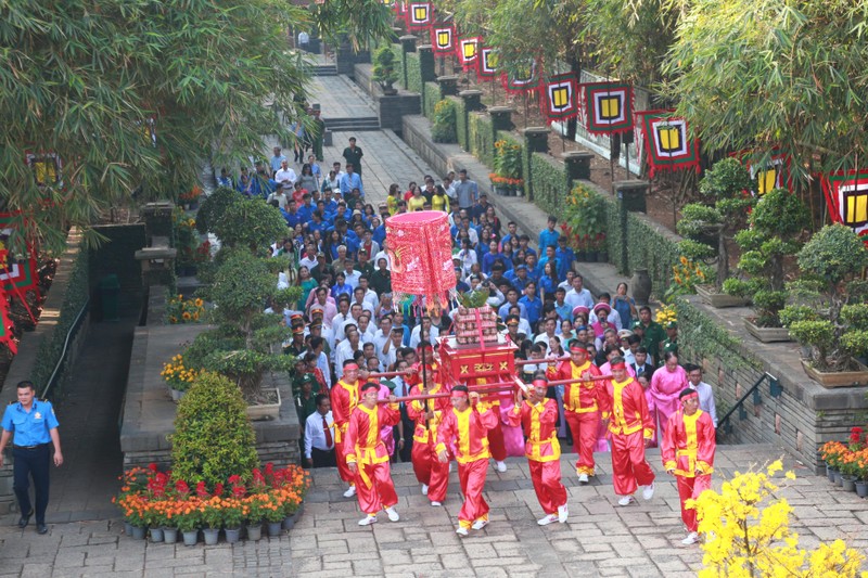 Lanh dao TP.HCM ruoc banh tet dang len Quoc to Hung Vuong dip Tet Canh Ty-Hinh-2