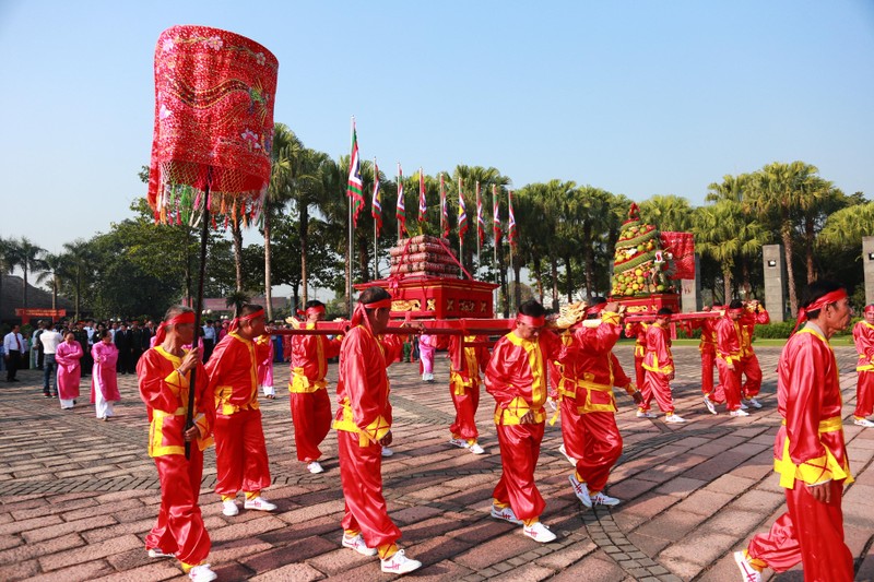 Lanh dao TP.HCM ruoc banh tet dang len Quoc to Hung Vuong dip Tet Canh Ty-Hinh-4