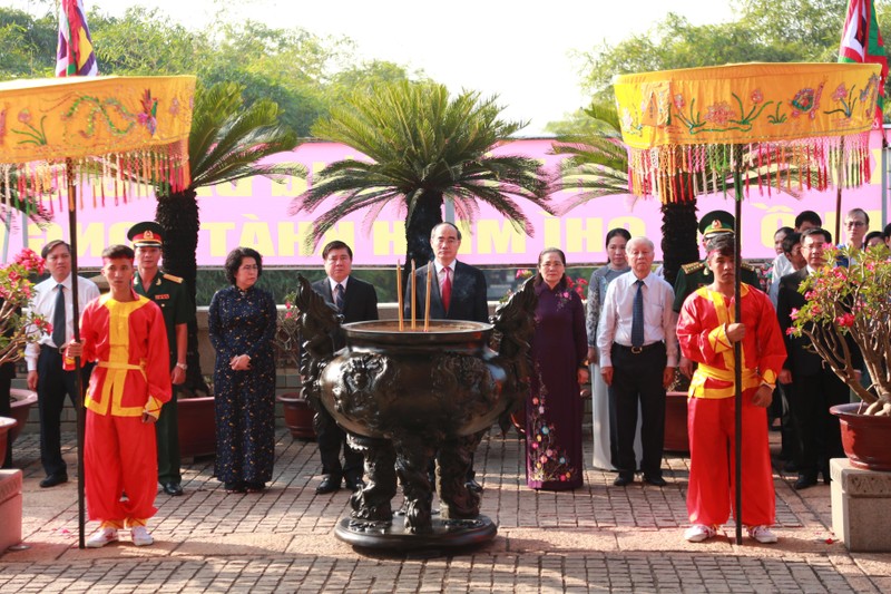 Lanh dao TP.HCM ruoc banh tet dang len Quoc to Hung Vuong dip Tet Canh Ty-Hinh-8