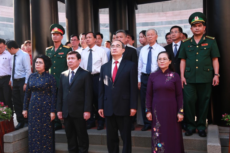 Lanh dao TP.HCM ruoc banh tet dang len Quoc to Hung Vuong dip Tet Canh Ty