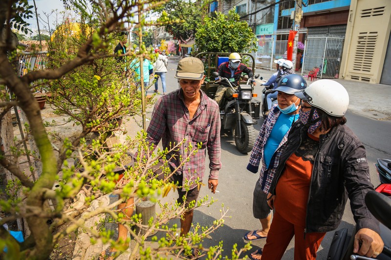 Nhon nhip cho hoa 'tren ben duoi thuyen' hut khach o Sai Gon-Hinh-13