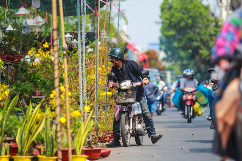 Nhon nhip cho hoa 'tren ben duoi thuyen' hut khach o Sai Gon-Hinh-14