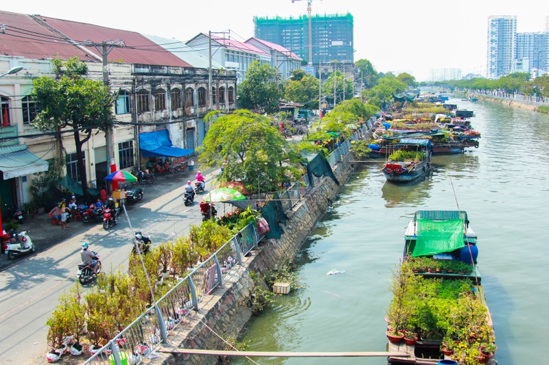 Nhon nhip cho hoa 'tren ben duoi thuyen' hut khach o Sai Gon