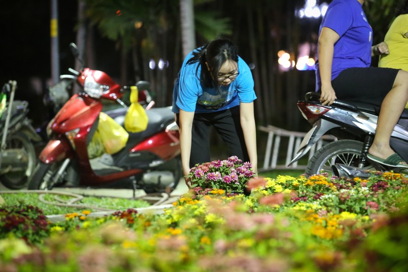 Tieu thuong dung leu giua cong vien, thuc trang dem canh hoa Tet-Hinh-8