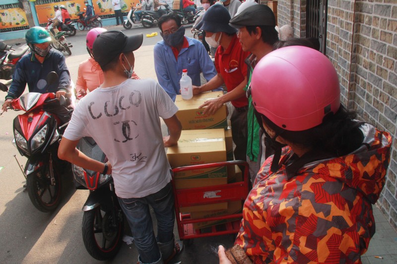 Cua hang o Sai Gon treo bien het khau trang, ba bau quyet bam tru o via he cho mua-Hinh-11