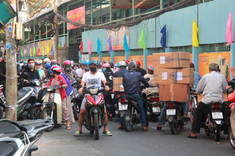 Cua hang o Sai Gon treo bien het khau trang, ba bau quyet bam tru o via he cho mua-Hinh-14