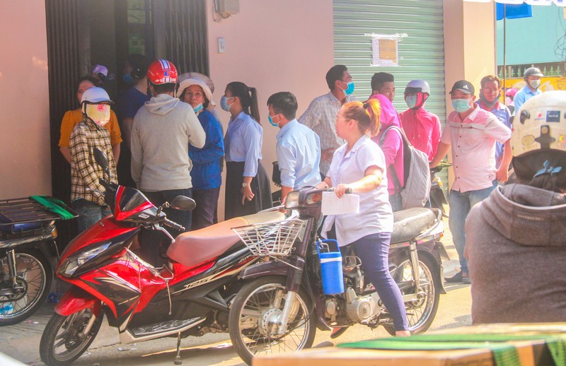 Cua hang o Sai Gon treo bien het khau trang, ba bau quyet bam tru o via he cho mua-Hinh-2