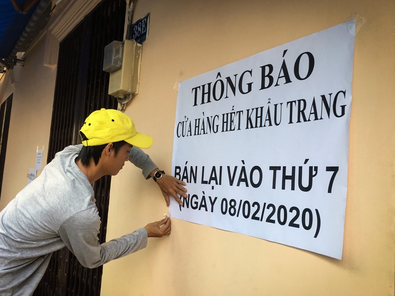 Cua hang o Sai Gon treo bien het khau trang, ba bau quyet bam tru o via he cho mua-Hinh-3