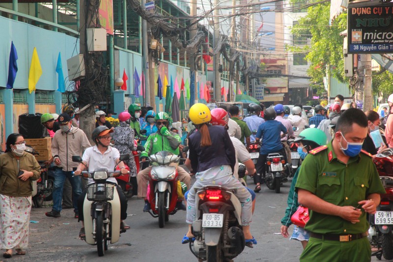 Cua hang o Sai Gon treo bien het khau trang, ba bau quyet bam tru o via he cho mua