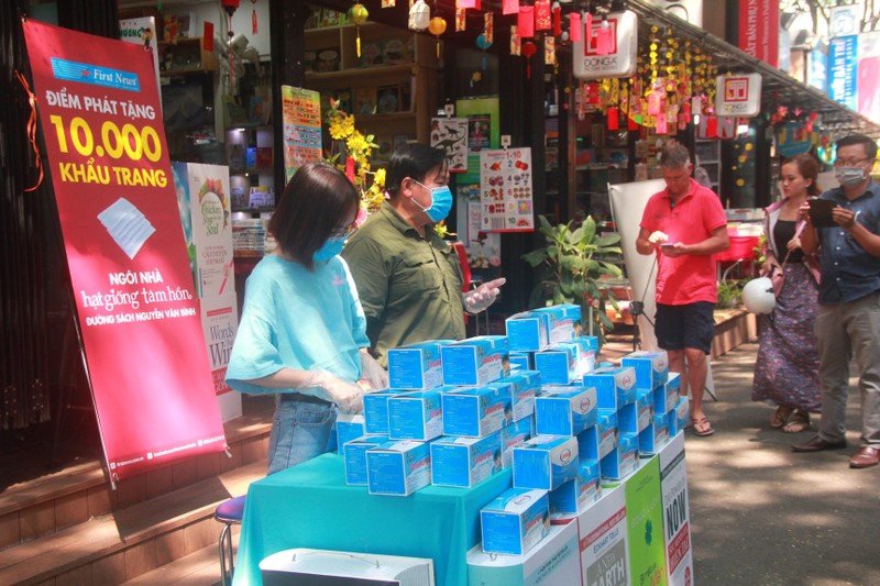 Nguoi dan bit khau trang kin mit ngoi cafe o trung tam Sai Gon-Hinh-8