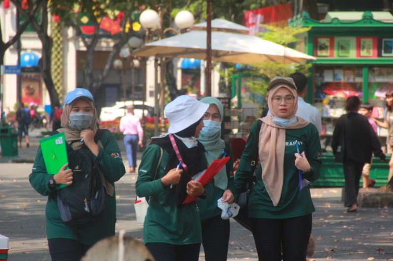 Nguoi dan bit khau trang kin mit ngoi cafe o trung tam Sai Gon