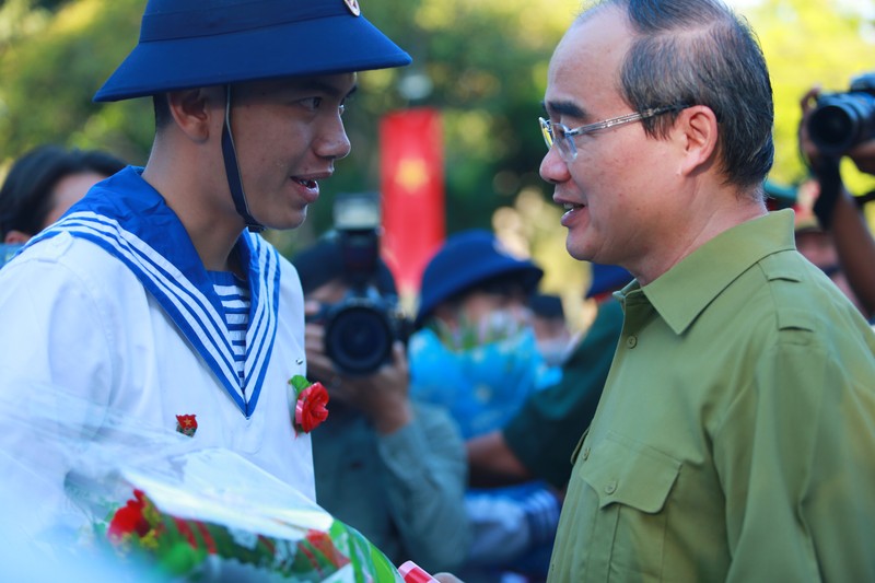 Tan binh TP HCM deo khau trang, do than nhiet truoc khi len duong nhap ngu-Hinh-12