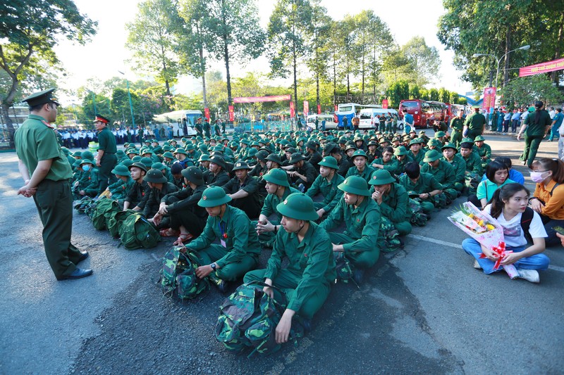 Tan binh TP HCM deo khau trang, do than nhiet truoc khi len duong nhap ngu-Hinh-3