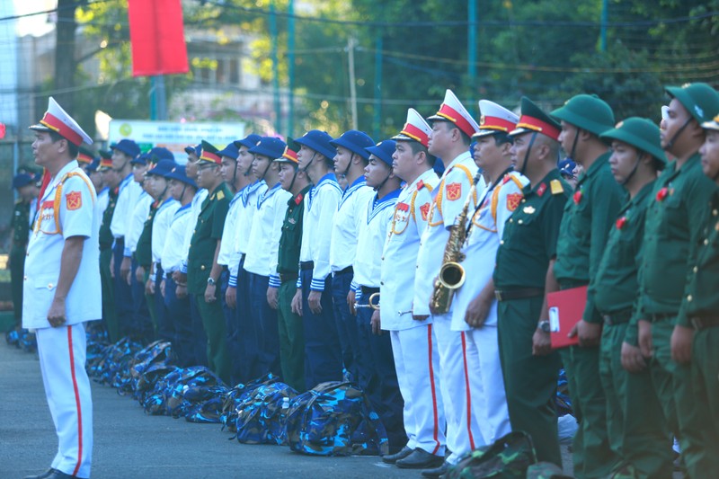 Tan binh TP HCM deo khau trang, do than nhiet truoc khi len duong nhap ngu