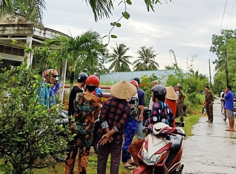 Thi the nguoi dan ong boc mui hoi thoi trong ngoi nha nhieu ngay khong mo cua