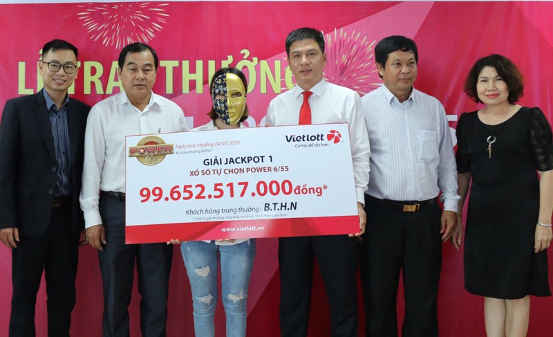 Co gai lam toc o Ben Tre nhan giai Jackpot gan 100 ty dong cua Vietlott