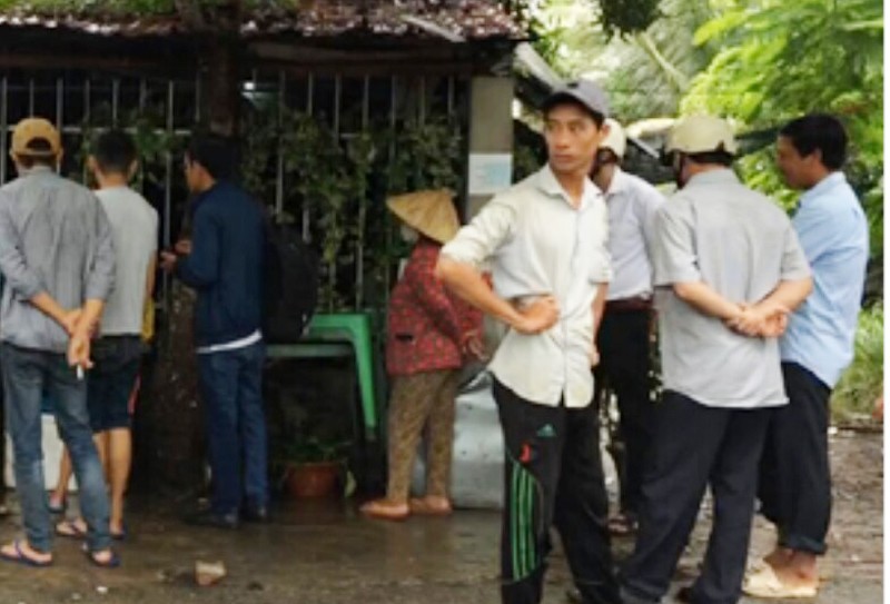 Cai nhau voi chong, ba chu lo banh mi treo co chet trong nha ve sinh