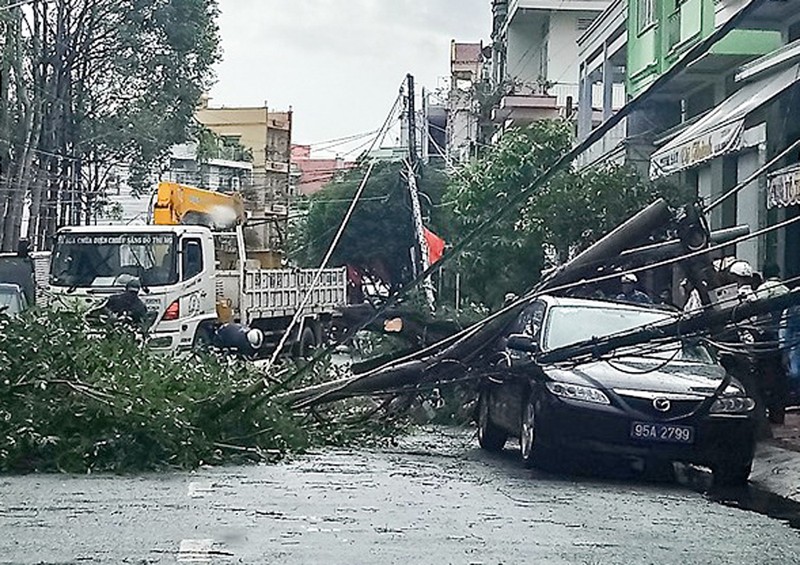 Bi thu thanh uy o Hau Giang ly giai viec oto bi tru dien nga de trung