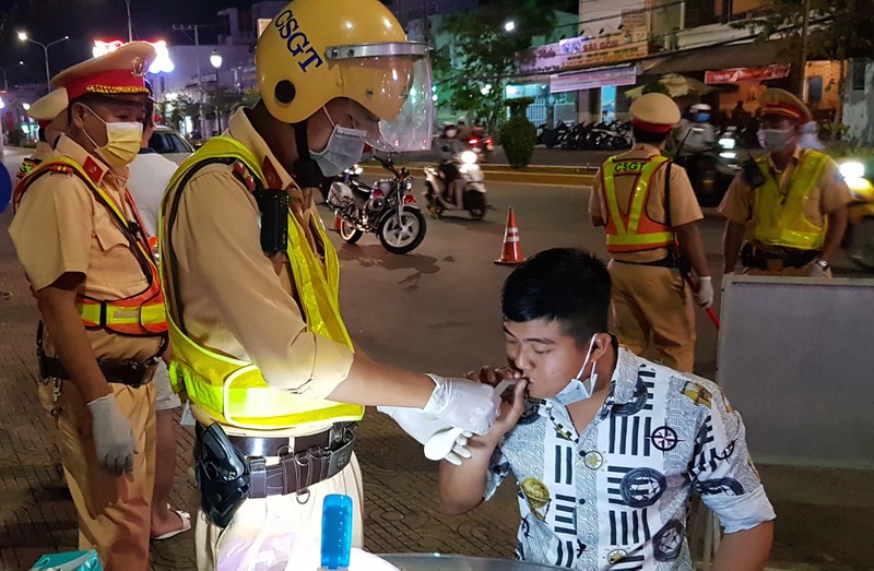 CSGT Soc Trang kiem tra nong do con thoi virus corona: Tai xe thoi vao bong bong-Hinh-2