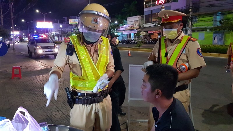 CSGT Soc Trang kiem tra nong do con thoi virus corona: Tai xe thoi vao bong bong