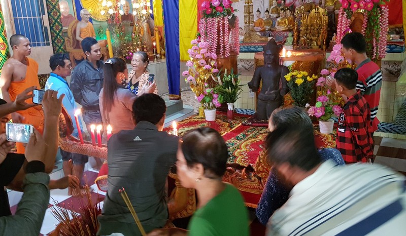 Hang tram nguoi den chua chiem nguong buc tuong phat hien duoi ruong-Hinh-2